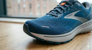 Detailed view of the wider toe-box area for increased comfort in men’s running shoes.