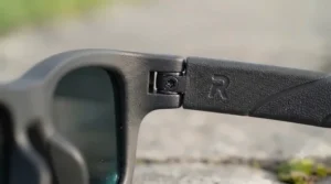 Flexible and lightweight frame design of running sunglasses suitable for men and women.
