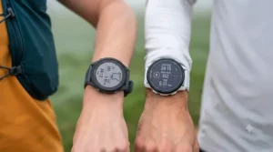 A bar chart comparing the extended battery life modes of Garmin and Coros multisport watches.